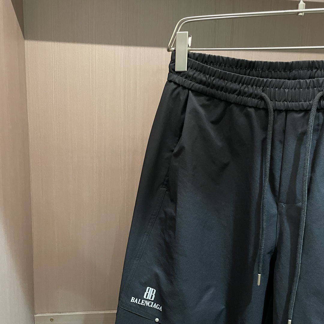 巴黎世家 2026春夏 最新款休闲裤，订制面料 柔软排汗，舒适度极高。上身非常舒爽，原版辅料细节。上身运