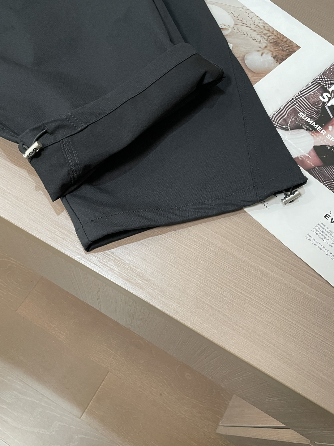 巴黎世家 2026春夏 最新款休闲裤，订制面料 柔软排汗，舒适度极高。上身非常舒爽，原版辅料细节。上身运