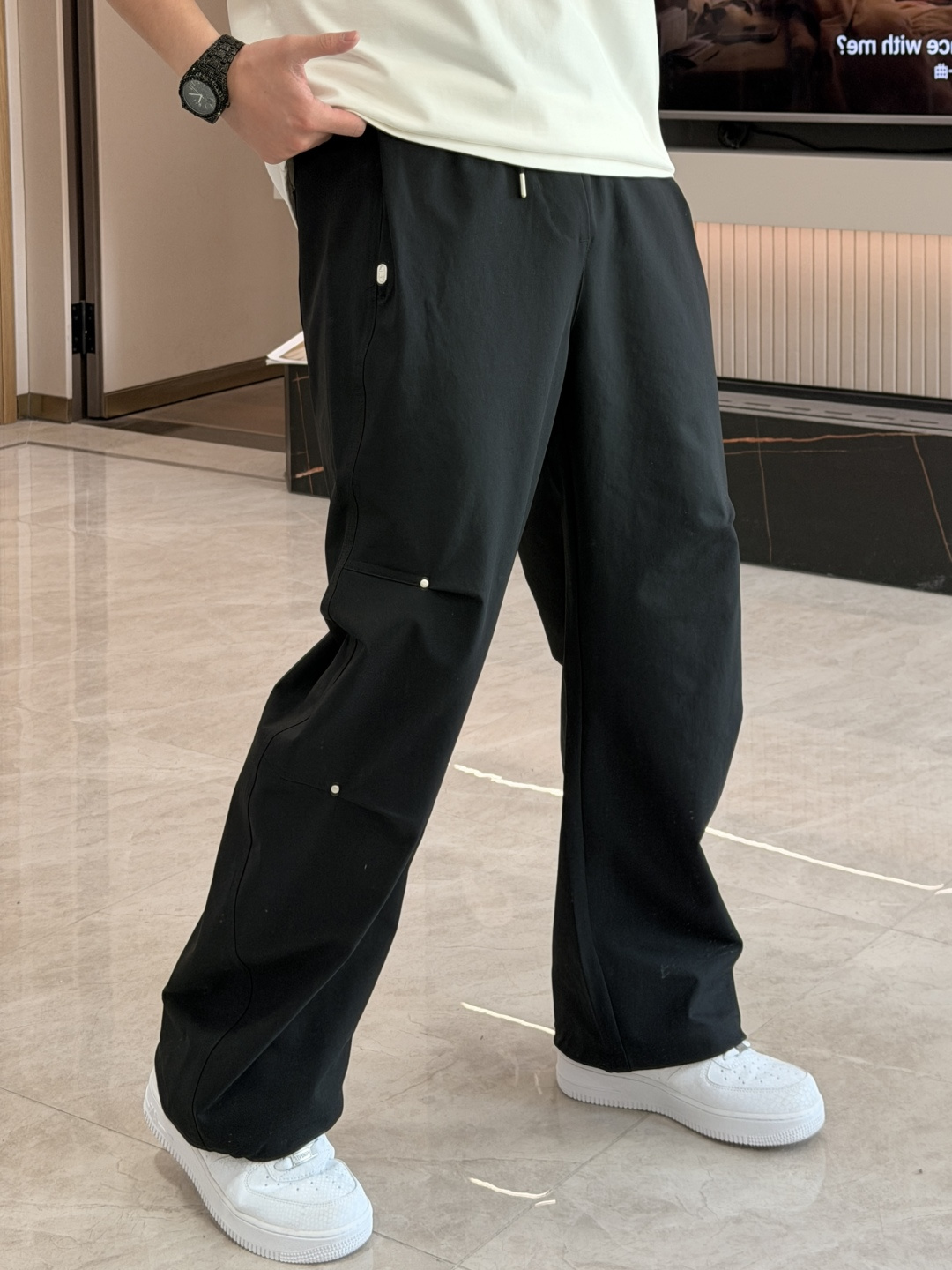 巴黎世家 2026春夏 最新款休闲裤，订制面料 柔软排汗，舒适度极高。上身非常舒爽，原版辅料细节。上身运