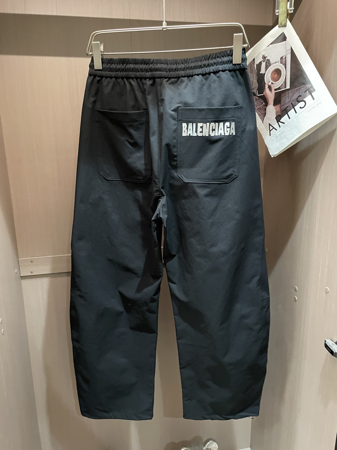 巴黎世家 2026春夏 最新款休闲裤，订制面料 柔软排汗，舒适度极高。上身非常舒爽，原版辅料细节。上身运