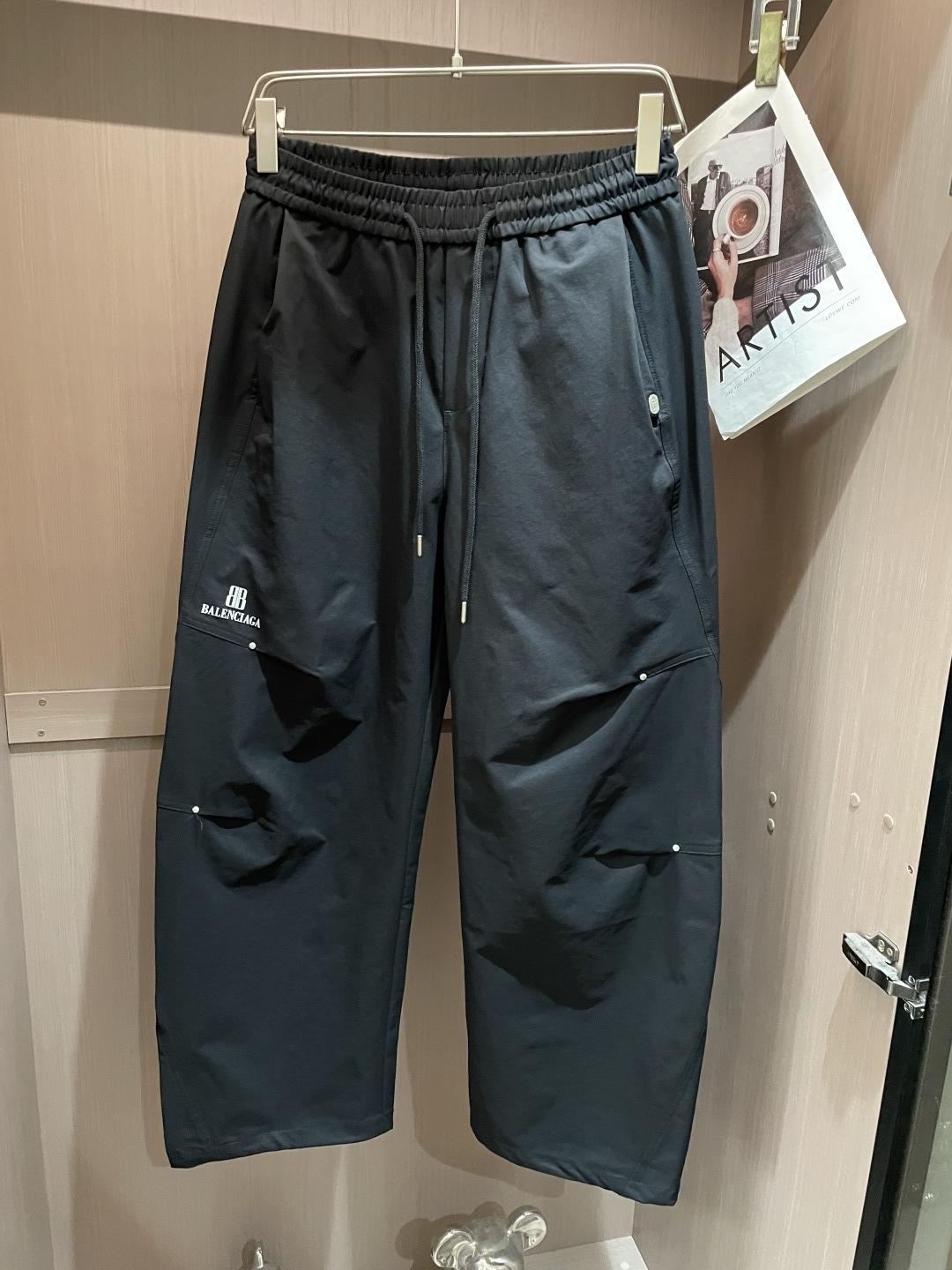 巴黎世家 2026春夏 最新款休闲裤，订制面料 柔软排汗，舒适度极高。上身非常舒爽，原版辅料细节。上身运