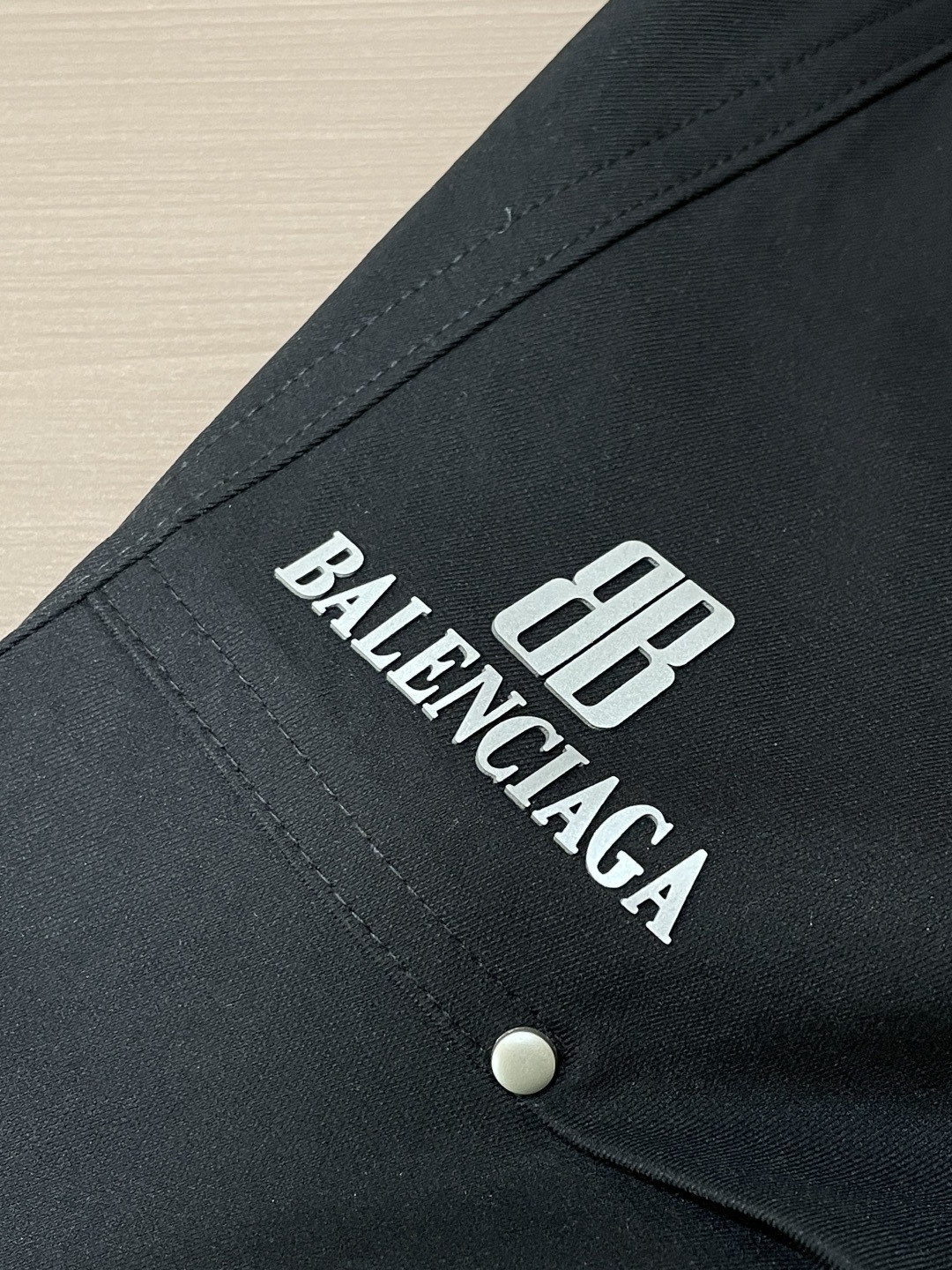 巴黎世家 2026春夏 最新款休闲裤，订制面料 柔软排汗，舒适度极高。上身非常舒爽，原版辅料细节。上身运