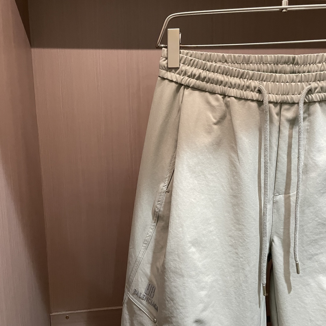 巴黎世家 2026春夏 最新款休闲裤，订制面料 柔软排汗，舒适度极高。上身非常舒爽，原版辅料细节。上身运