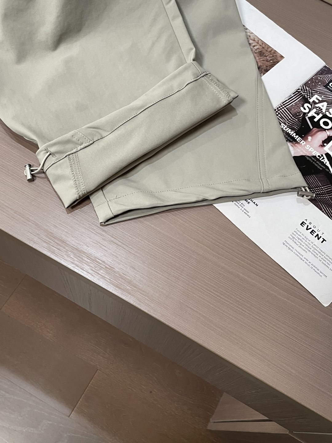 巴黎世家 2026春夏 最新款休闲裤，订制面料 柔软排汗，舒适度极高。上身非常舒爽，原版辅料细节。上身运