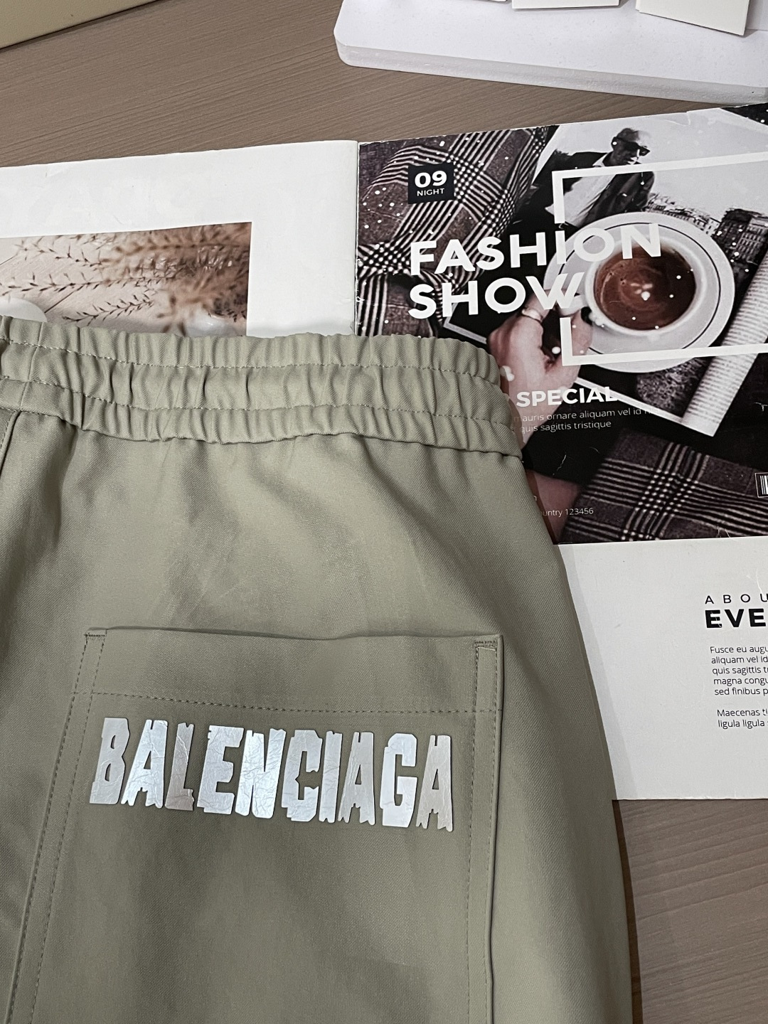 巴黎世家 2026春夏 最新款休闲裤，订制面料 柔软排汗，舒适度极高。上身非常舒爽，原版辅料细节。上身运