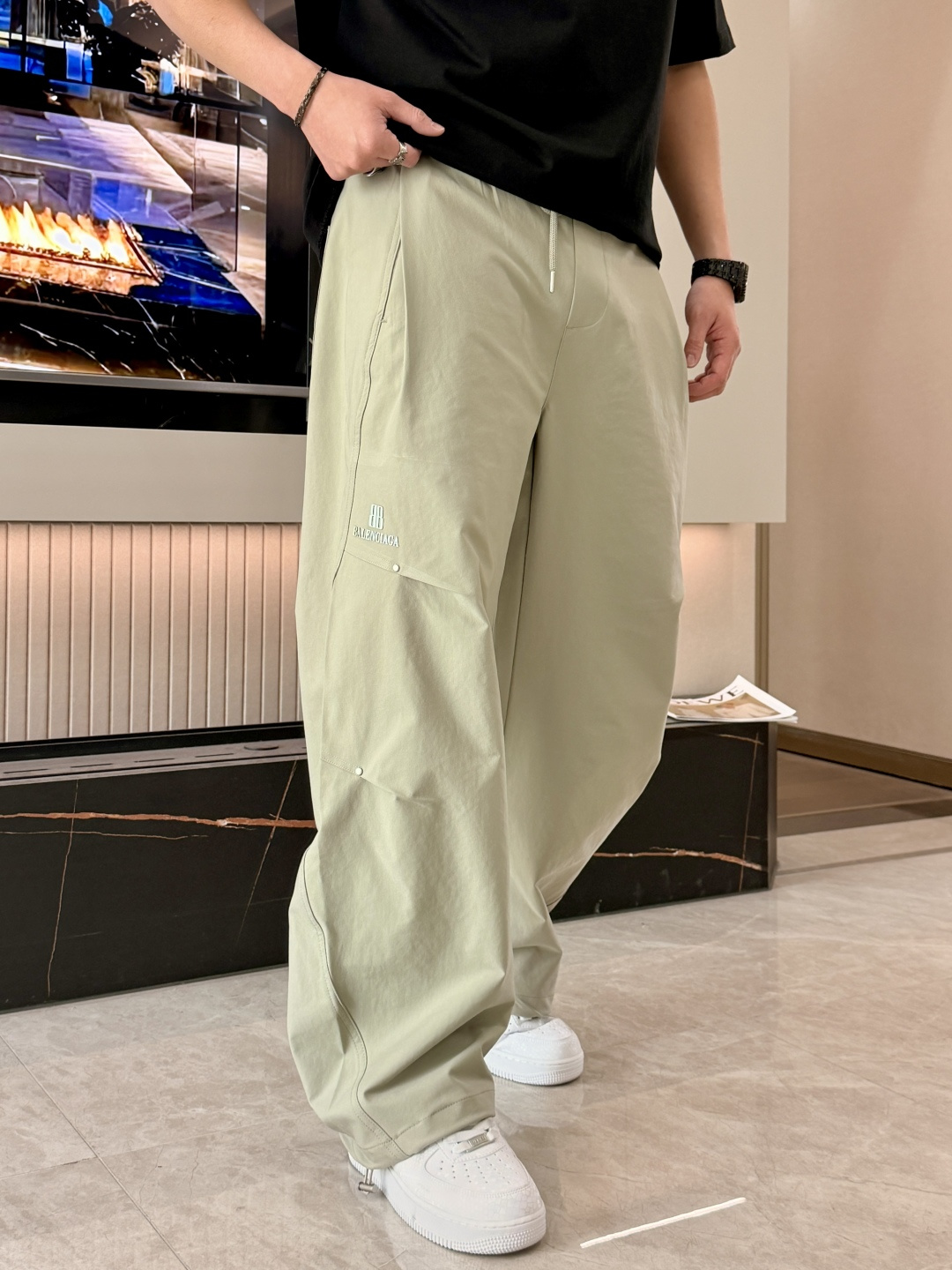 巴黎世家 2026春夏 最新款休闲裤，订制面料 柔软排汗，舒适度极高。上身非常舒爽，原版辅料细节。上身运