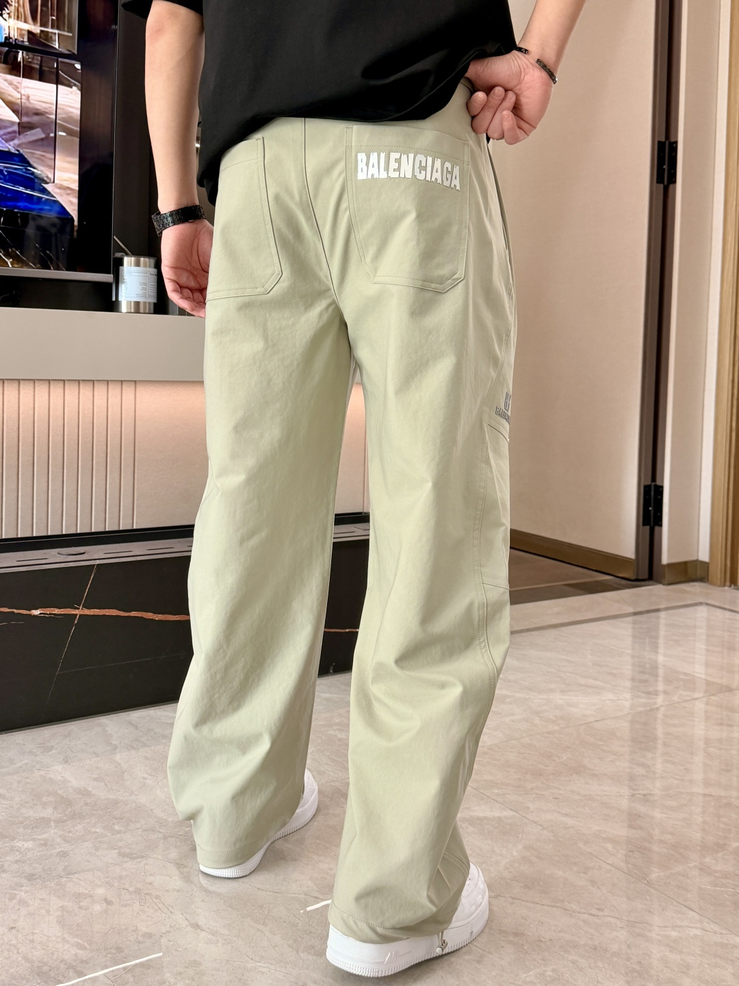 巴黎世家 2026春夏 最新款休闲裤，订制面料 柔软排汗，舒适度极高。上身非常舒爽，原版辅料细节。上身运