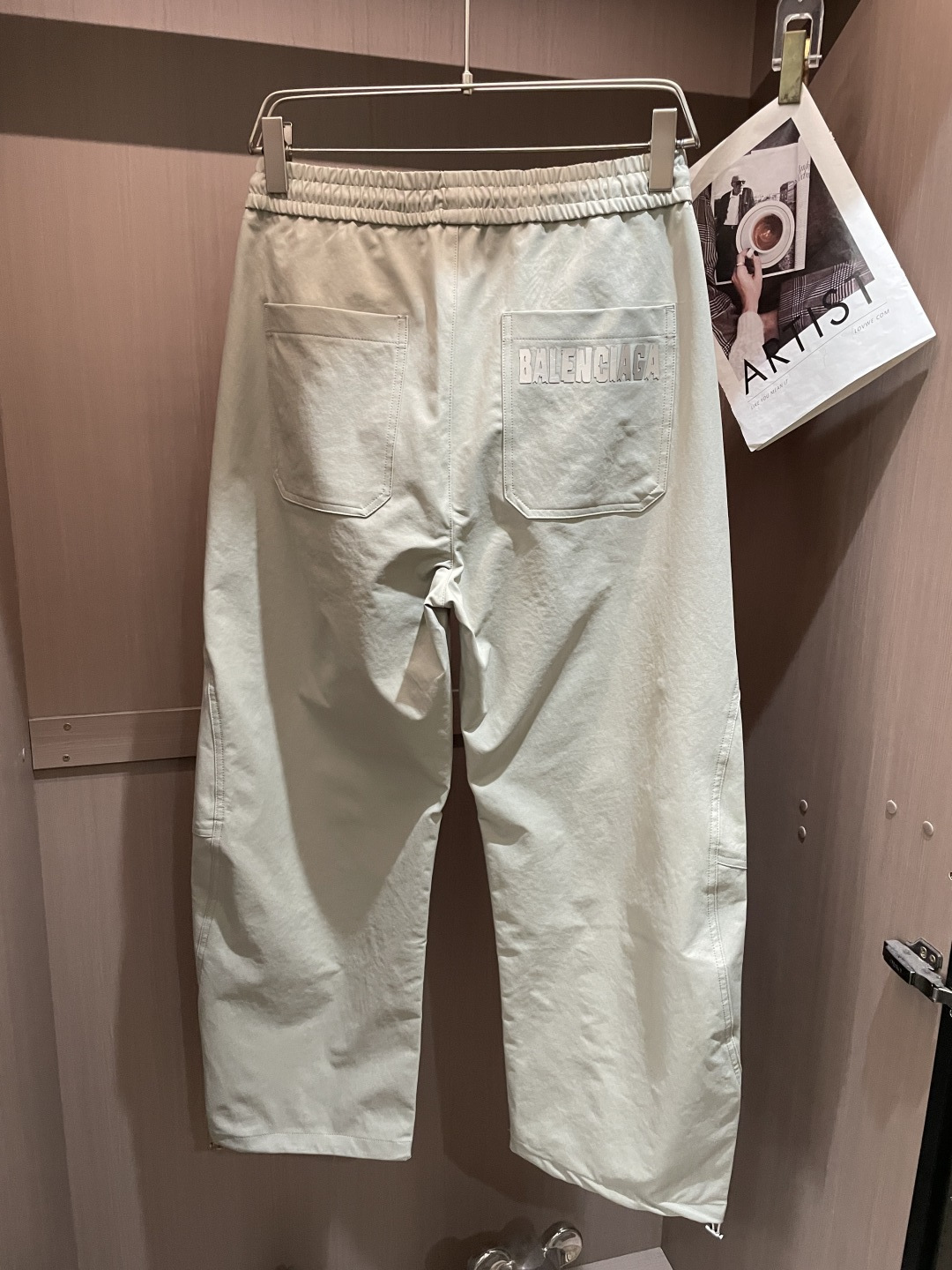 巴黎世家 2026春夏 最新款休闲裤，订制面料 柔软排汗，舒适度极高。上身非常舒爽，原版辅料细节。上身运