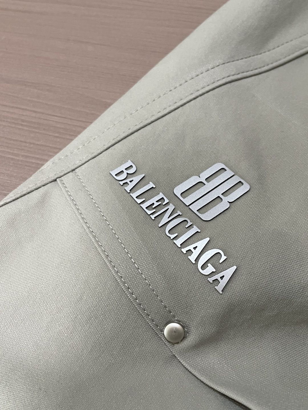 巴黎世家 2026春夏 最新款休闲裤，订制面料 柔软排汗，舒适度极高。上身非常舒爽，原版辅料细节。上身运