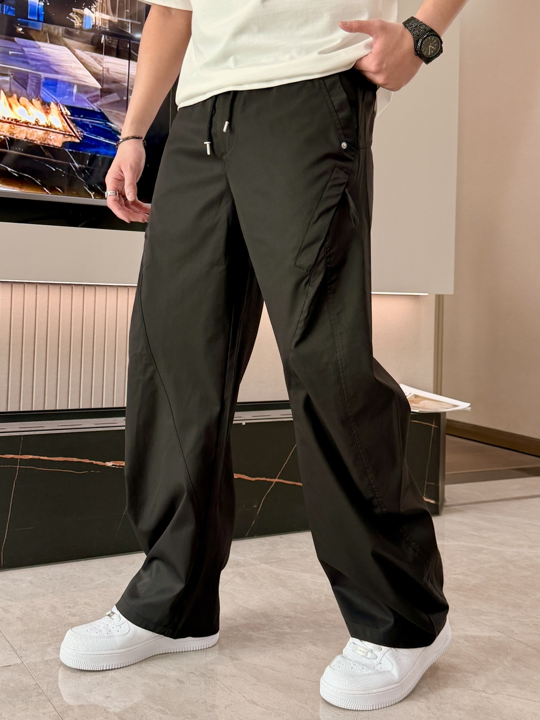 始祖鸟 2026春夏 最新款休闲裤，订制面料 柔软排汗，舒适度极高。上身非常舒爽，原版辅料细节。上身运动