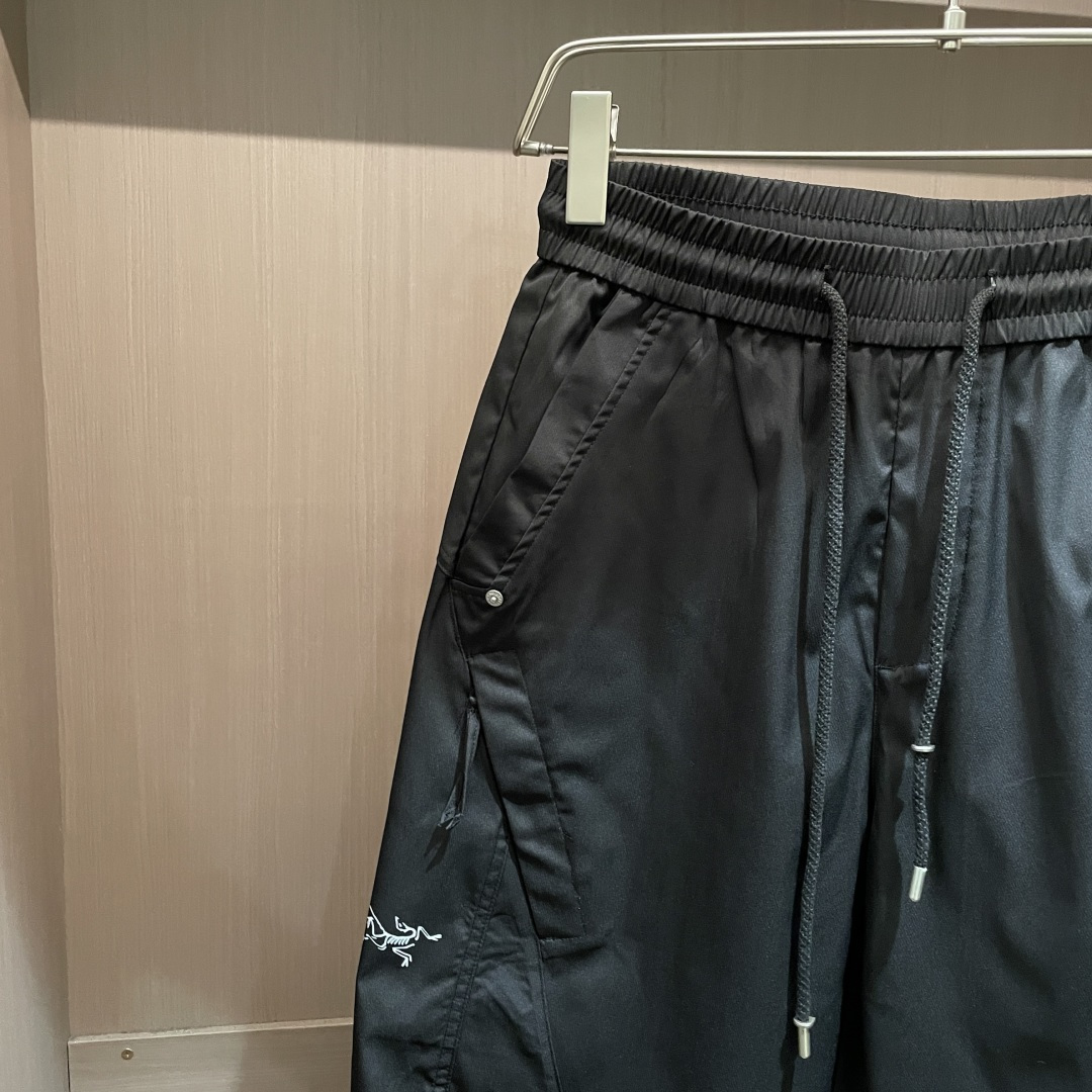 始祖鸟 2026春夏 最新款休闲裤，订制面料 柔软排汗，舒适度极高。上身非常舒爽，原版辅料细节。上身运动