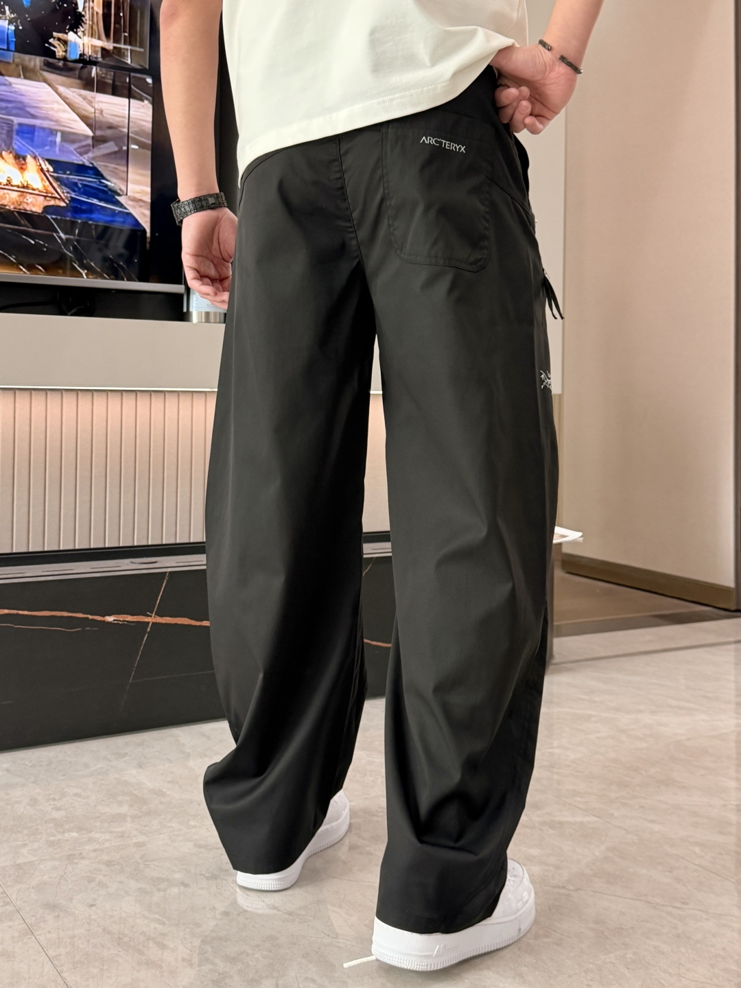 始祖鸟 2026春夏 最新款休闲裤，订制面料 柔软排汗，舒适度极高。上身非常舒爽，原版辅料细节。上身运动