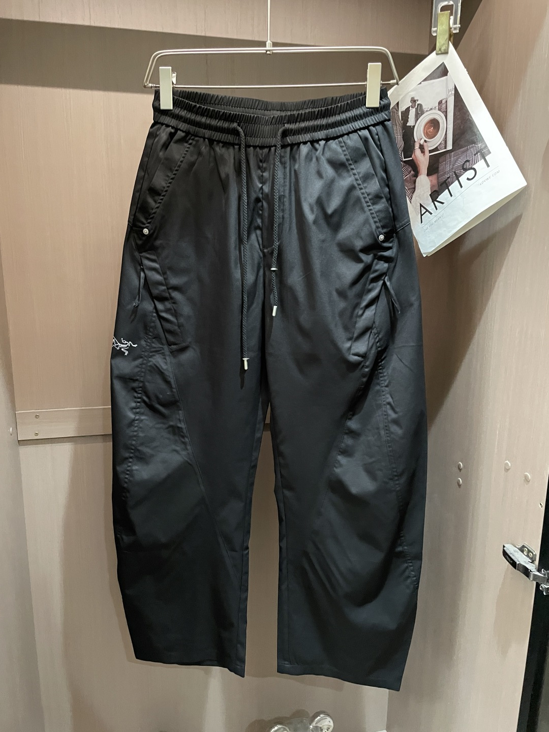 始祖鸟 2026春夏 最新款休闲裤，订制面料 柔软排汗，舒适度极高。上身非常舒爽，原版辅料细节。上身运动