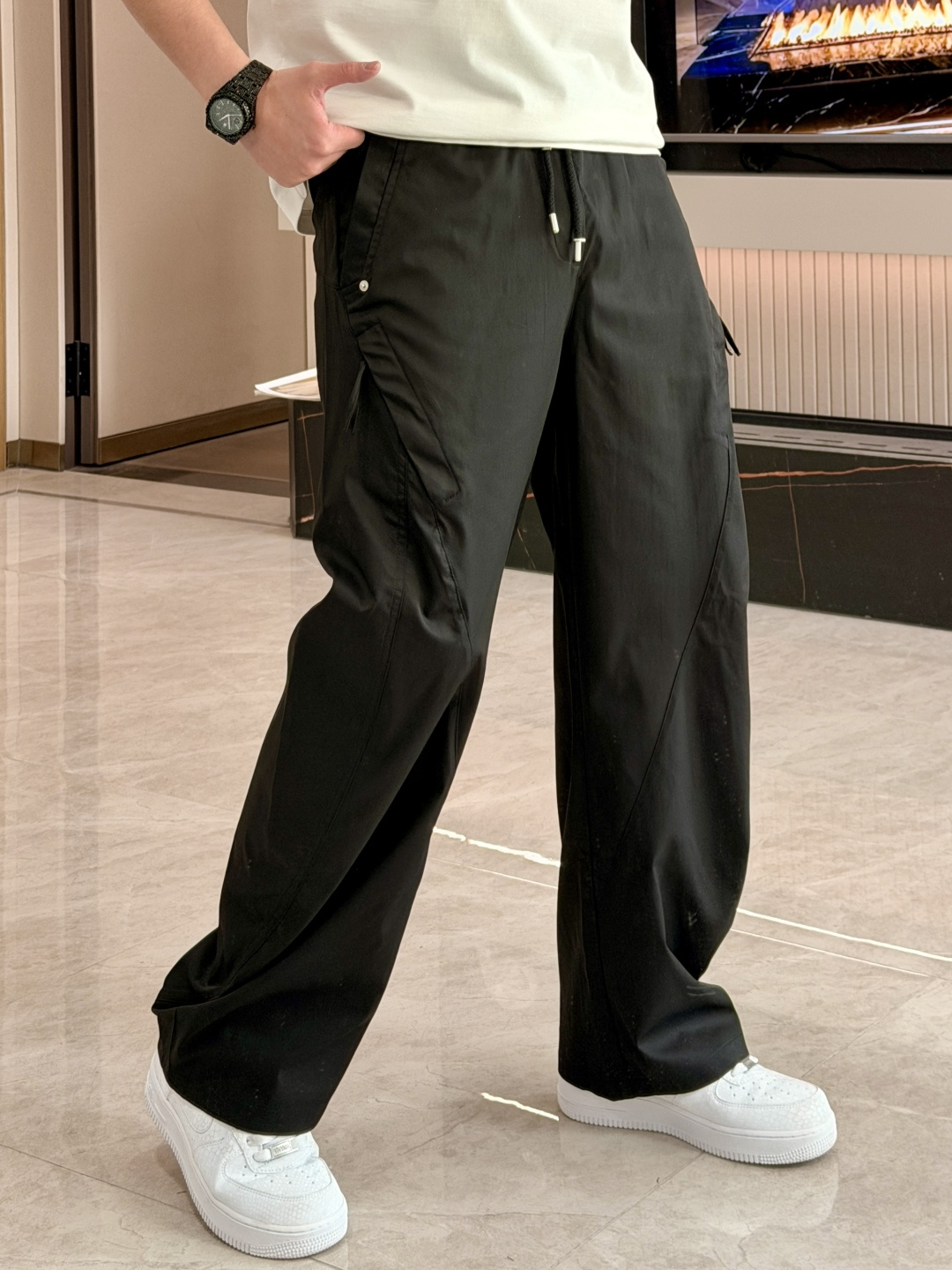 始祖鸟 2026春夏 最新款休闲裤，订制面料 柔软排汗，舒适度极高。上身非常舒爽，原版辅料细节。上身运动