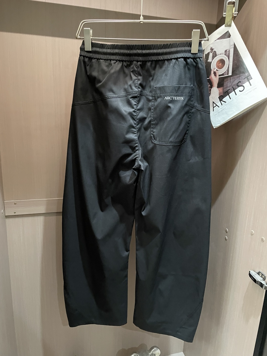 始祖鸟 2026春夏 最新款休闲裤，订制面料 柔软排汗，舒适度极高。上身非常舒爽，原版辅料细节。上身运动