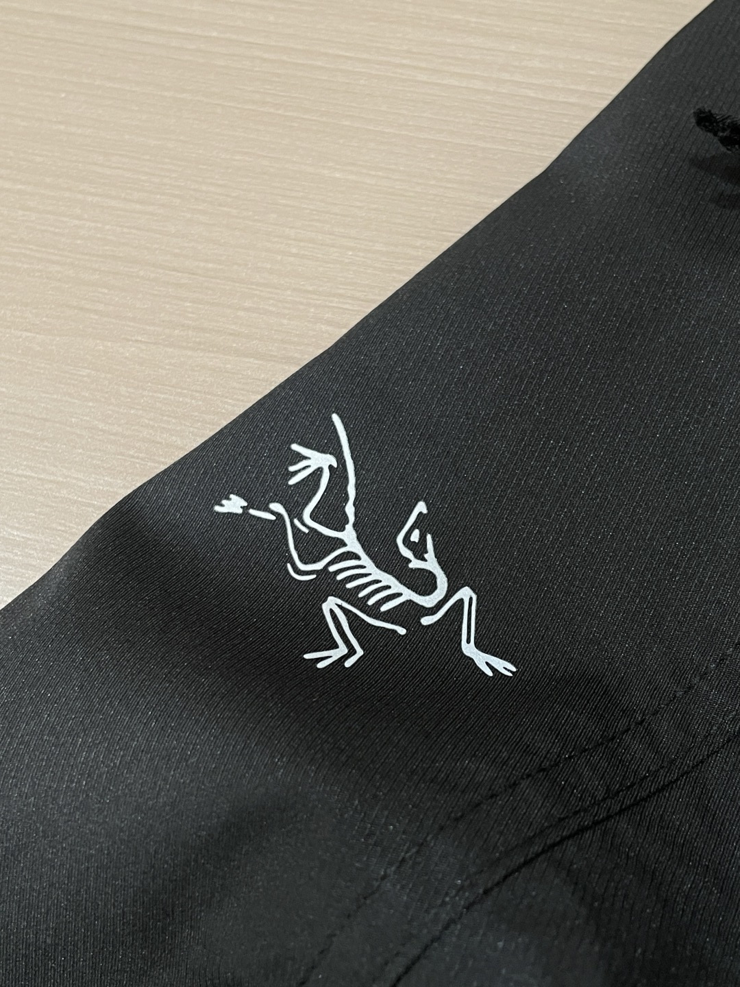 始祖鸟 2026春夏 最新款休闲裤，订制面料 柔软排汗，舒适度极高。上身非常舒爽，原版辅料细节。上身运动