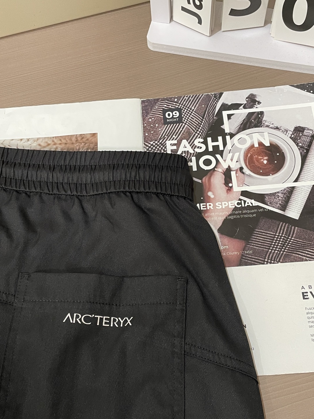 始祖鸟 2026春夏 最新款休闲裤，订制面料 柔软排汗，舒适度极高。上身非常舒爽，原版辅料细节。上身运动