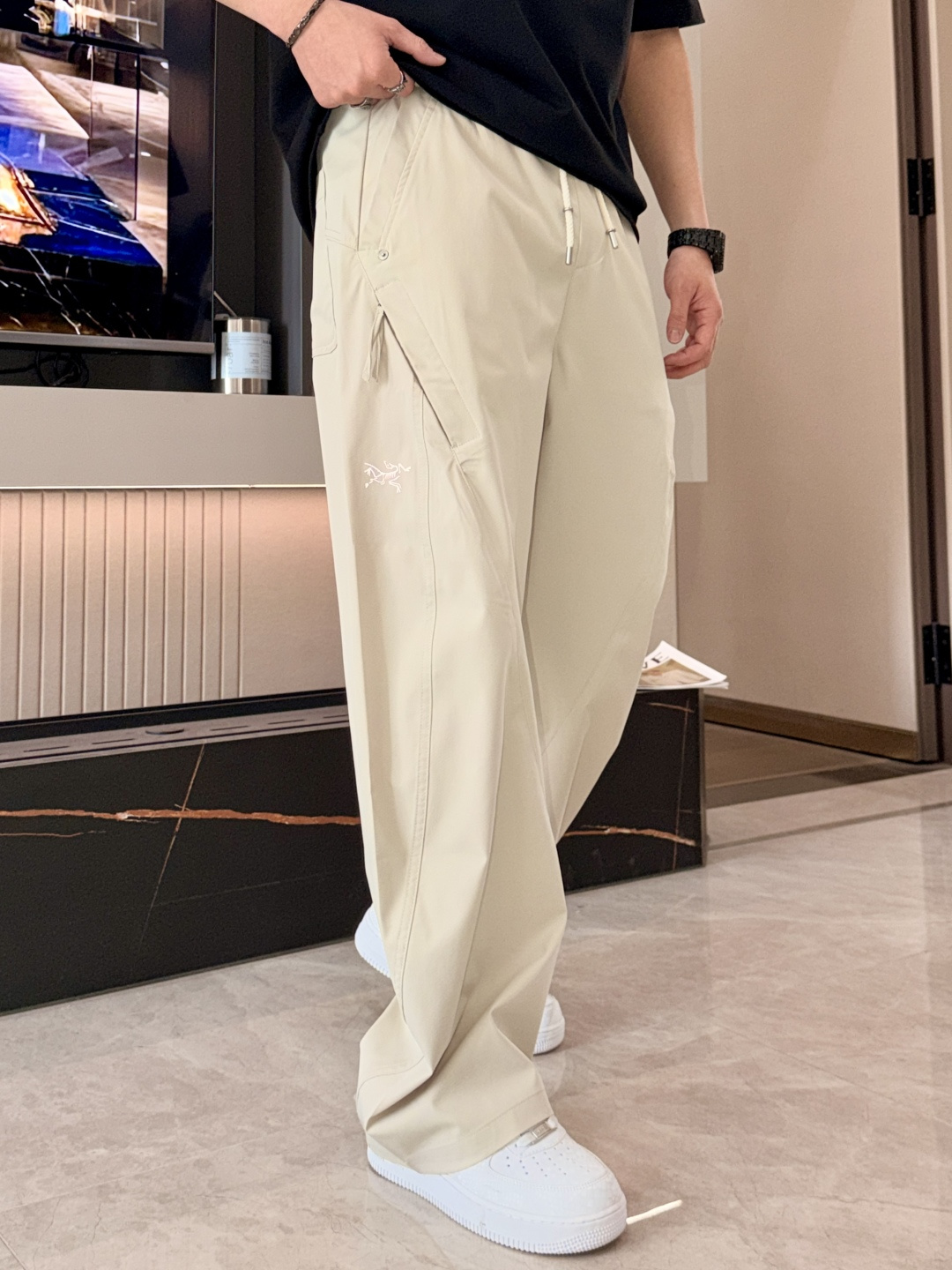 始祖鸟 2026春夏 最新款休闲裤，订制面料 柔软排汗，舒适度极高。上身非常舒爽，原版辅料细节。上身运动