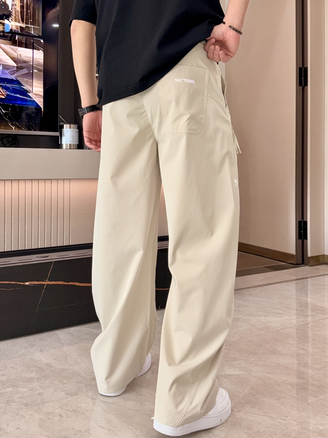 始祖鸟 2026春夏 最新款休闲裤，订制面料 柔软排汗，舒适度极高。上身非常舒爽，原版辅料细节。上身运动