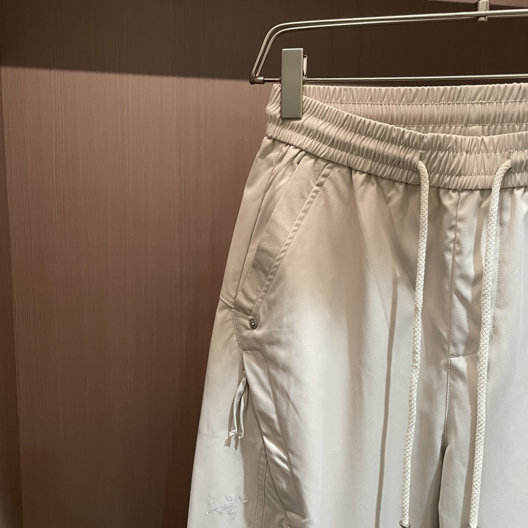 始祖鸟 2026春夏 最新款休闲裤，订制面料 柔软排汗，舒适度极高。上身非常舒爽，原版辅料细节。上身运动