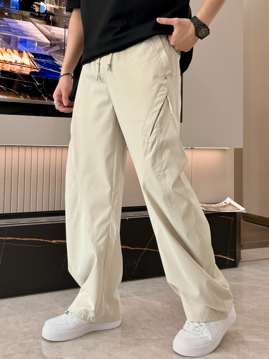 始祖鸟 2026春夏 最新款休闲裤，订制面料 柔软排汗，舒适度极高。上身非常舒爽，原版辅料细节。上身运动