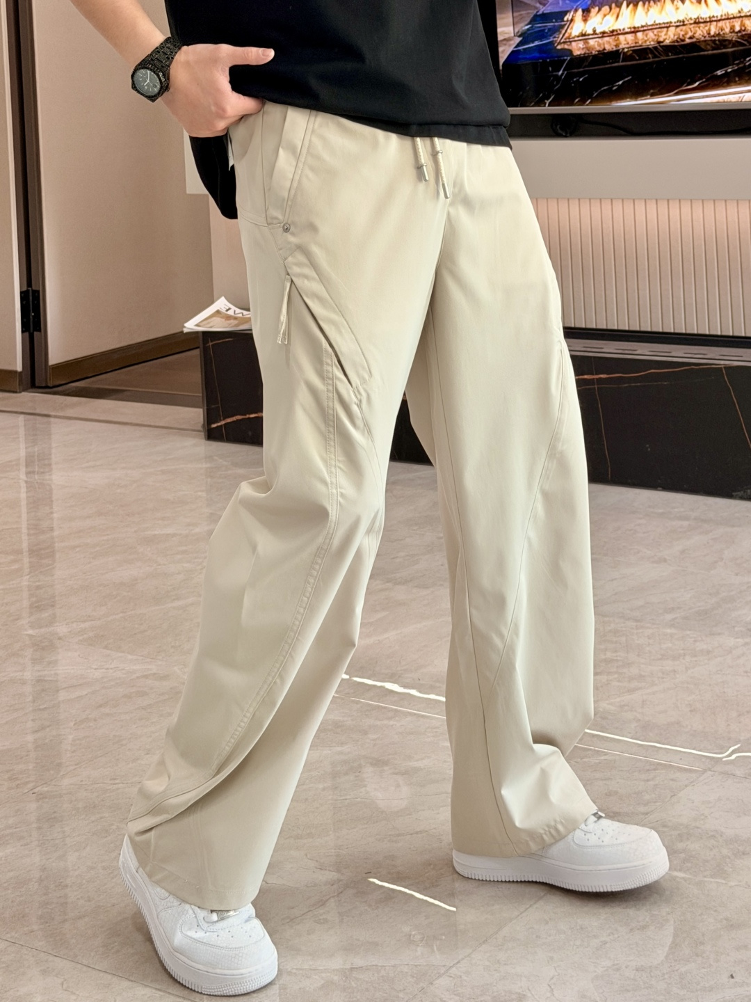 始祖鸟 2026春夏 最新款休闲裤，订制面料 柔软排汗，舒适度极高。上身非常舒爽，原版辅料细节。上身运动