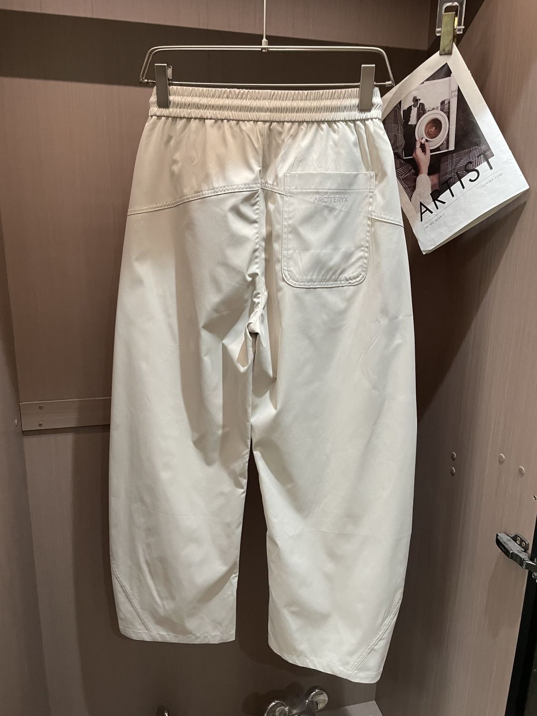 始祖鸟 2026春夏 最新款休闲裤，订制面料 柔软排汗，舒适度极高。上身非常舒爽，原版辅料细节。上身运动