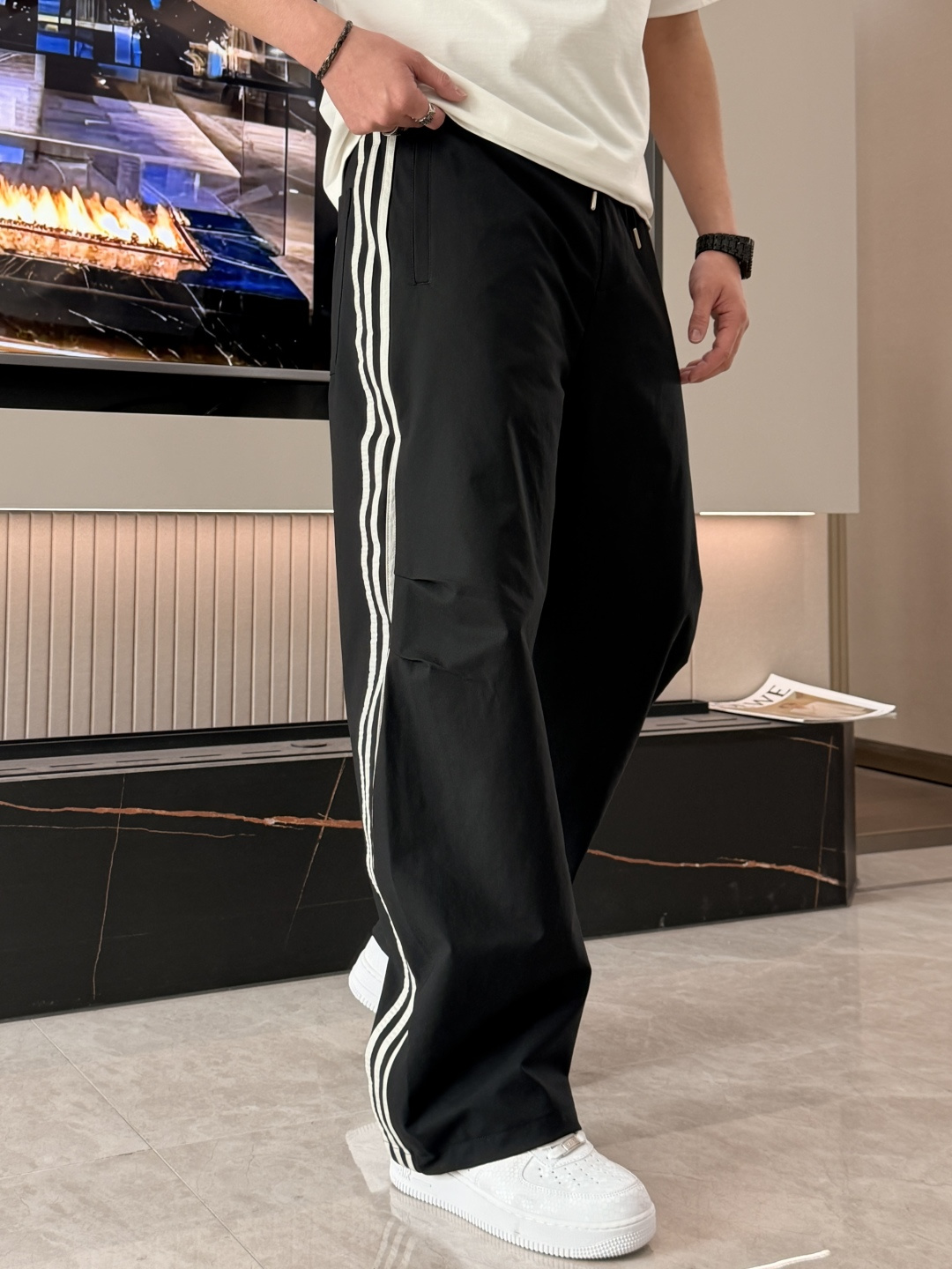 alo 2026春夏 最新款休闲裤，订制面料 柔软排汗，舒适度极高。上身非常舒爽，原版辅料细节。上身运动