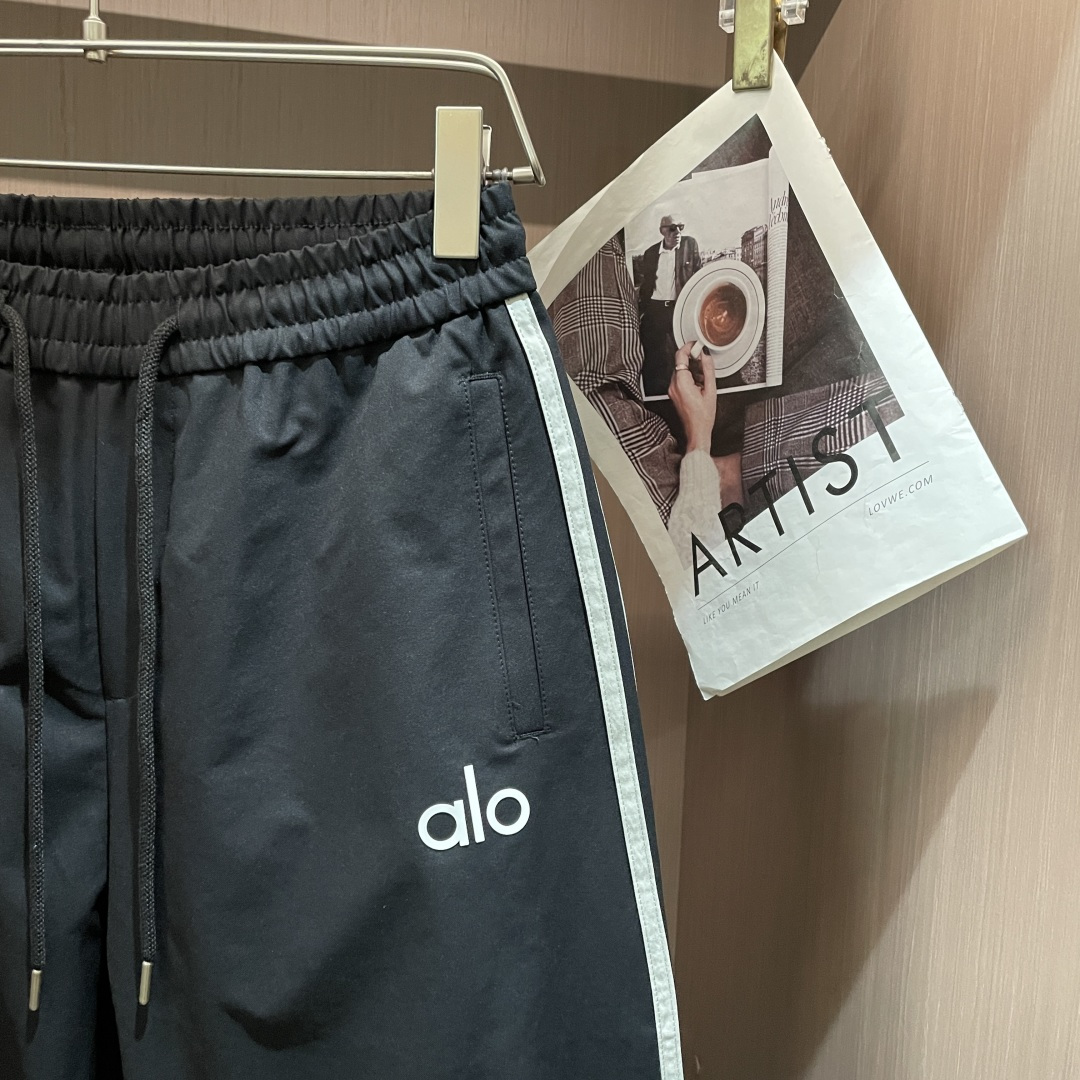 alo 2026春夏 最新款休闲裤，订制面料 柔软排汗，舒适度极高。上身非常舒爽，原版辅料细节。上身运动