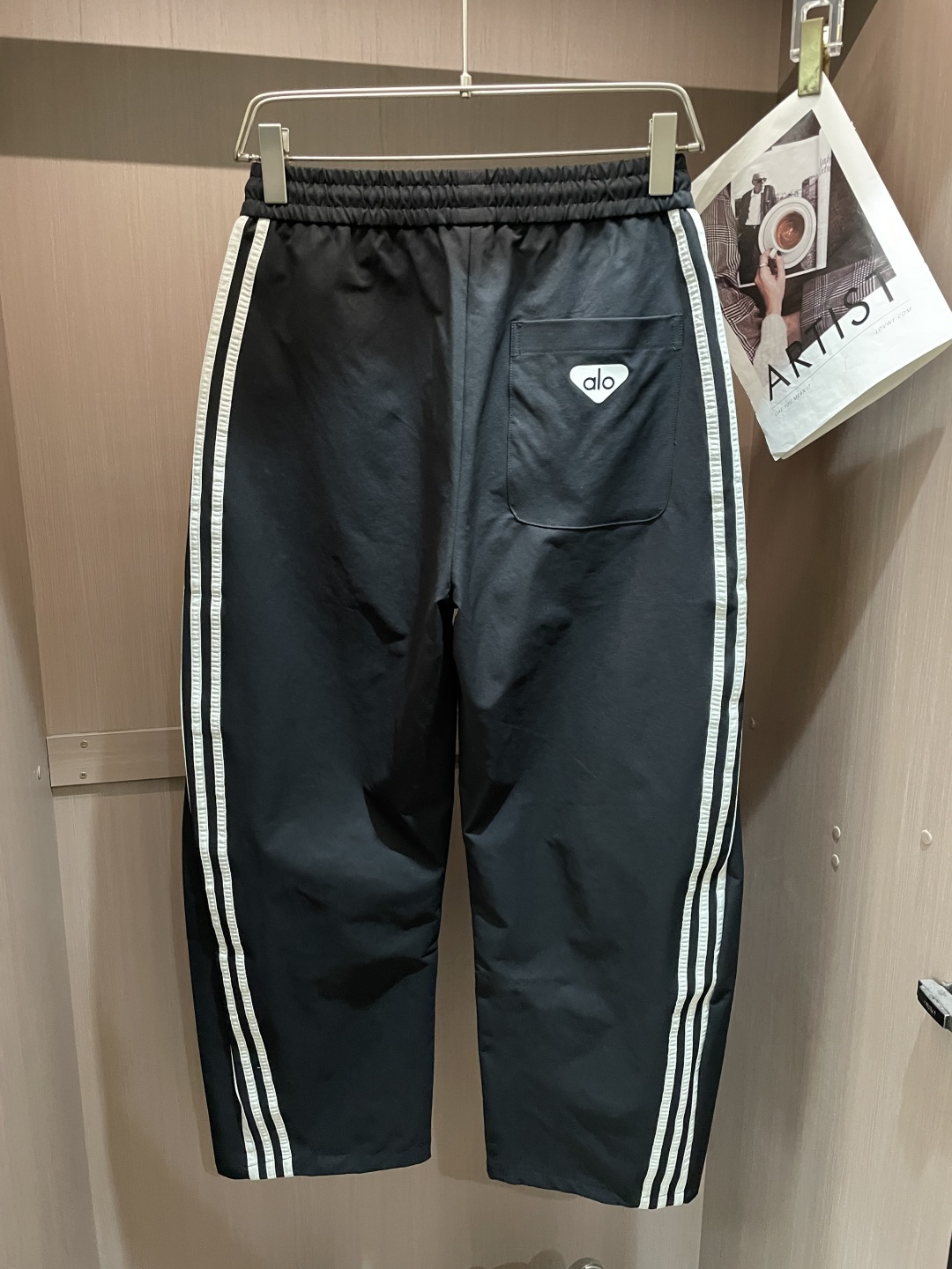alo 2026春夏 最新款休闲裤，订制面料 柔软排汗，舒适度极高。上身非常舒爽，原版辅料细节。上身运动