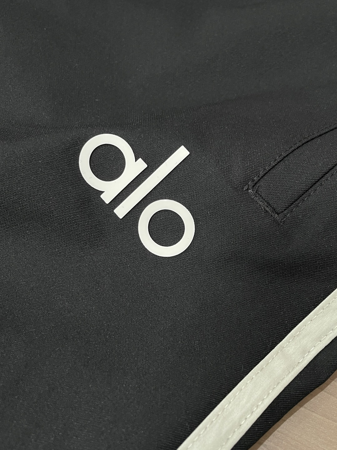 alo 2026春夏 最新款休闲裤，订制面料 柔软排汗，舒适度极高。上身非常舒爽，原版辅料细节。上身运动