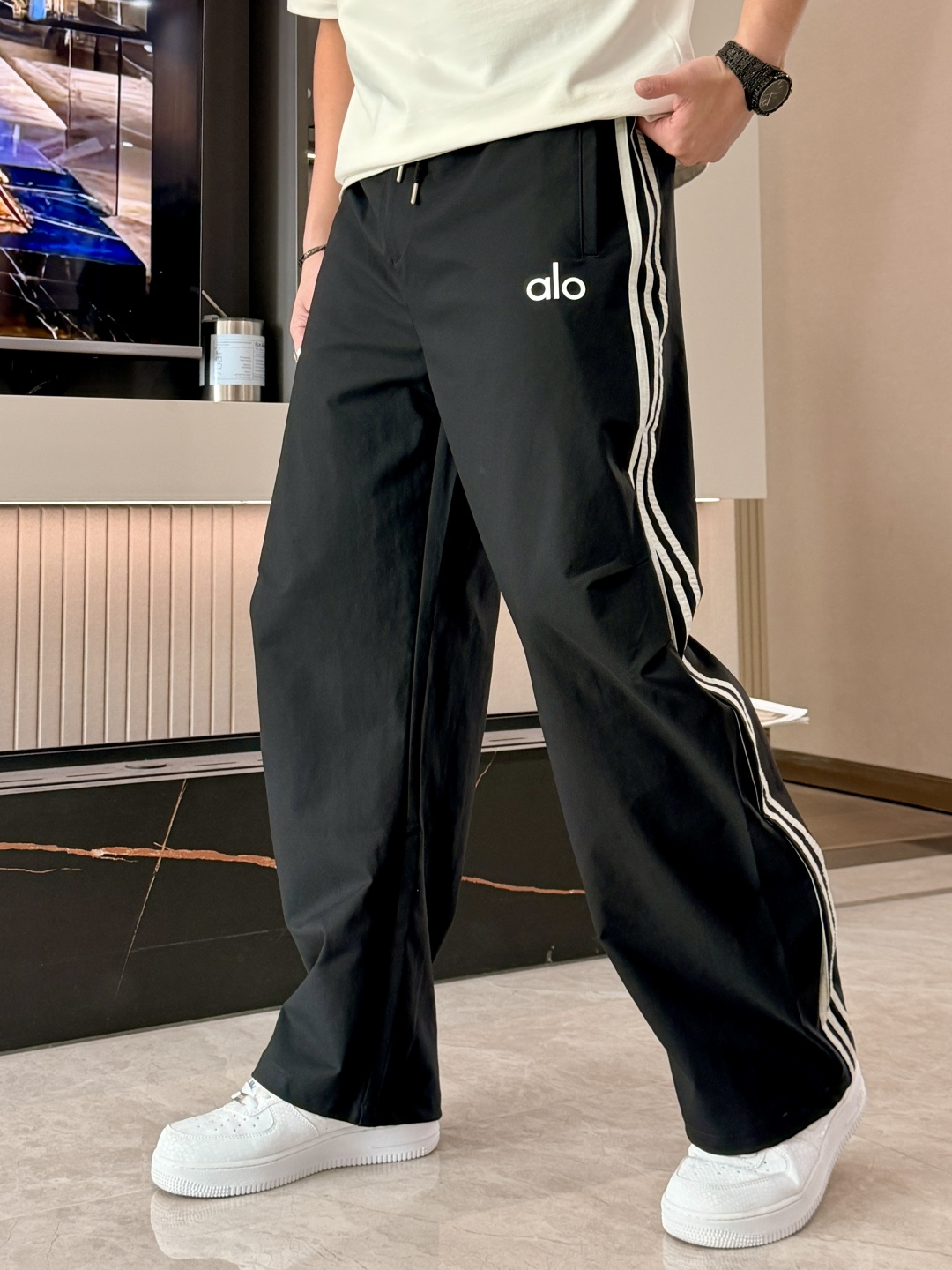 alo 2026春夏 最新款休闲裤，订制面料 柔软排汗，舒适度极高。上身非常舒爽，原版辅料细节。上身运动
