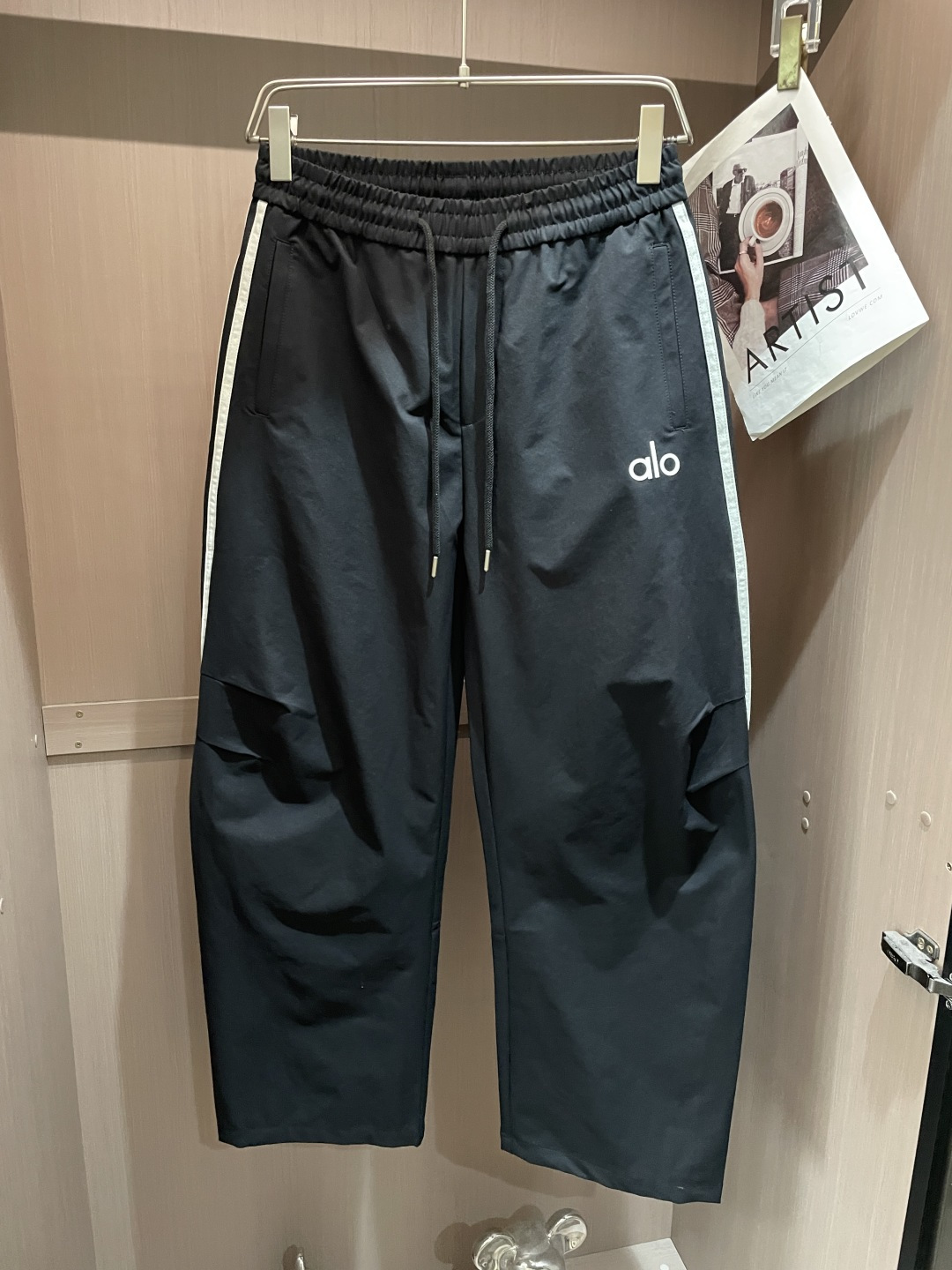 alo 2026春夏 最新款休闲裤，订制面料 柔软排汗，舒适度极高。上身非常舒爽，原版辅料细节。上身运动