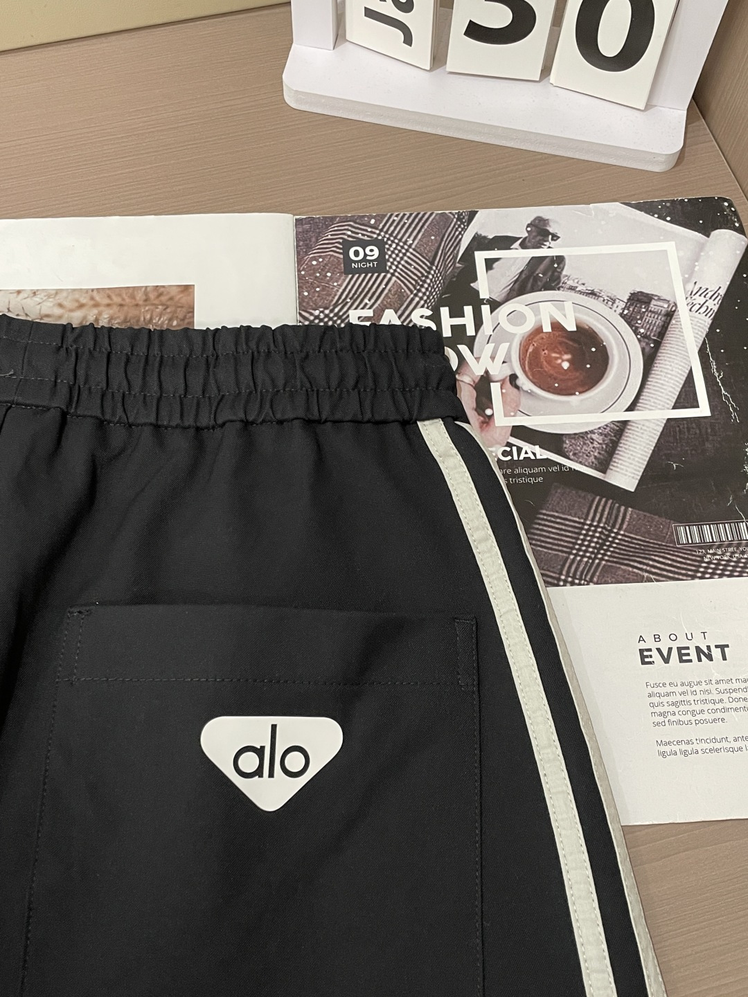 alo 2026春夏 最新款休闲裤，订制面料 柔软排汗，舒适度极高。上身非常舒爽，原版辅料细节。上身运动