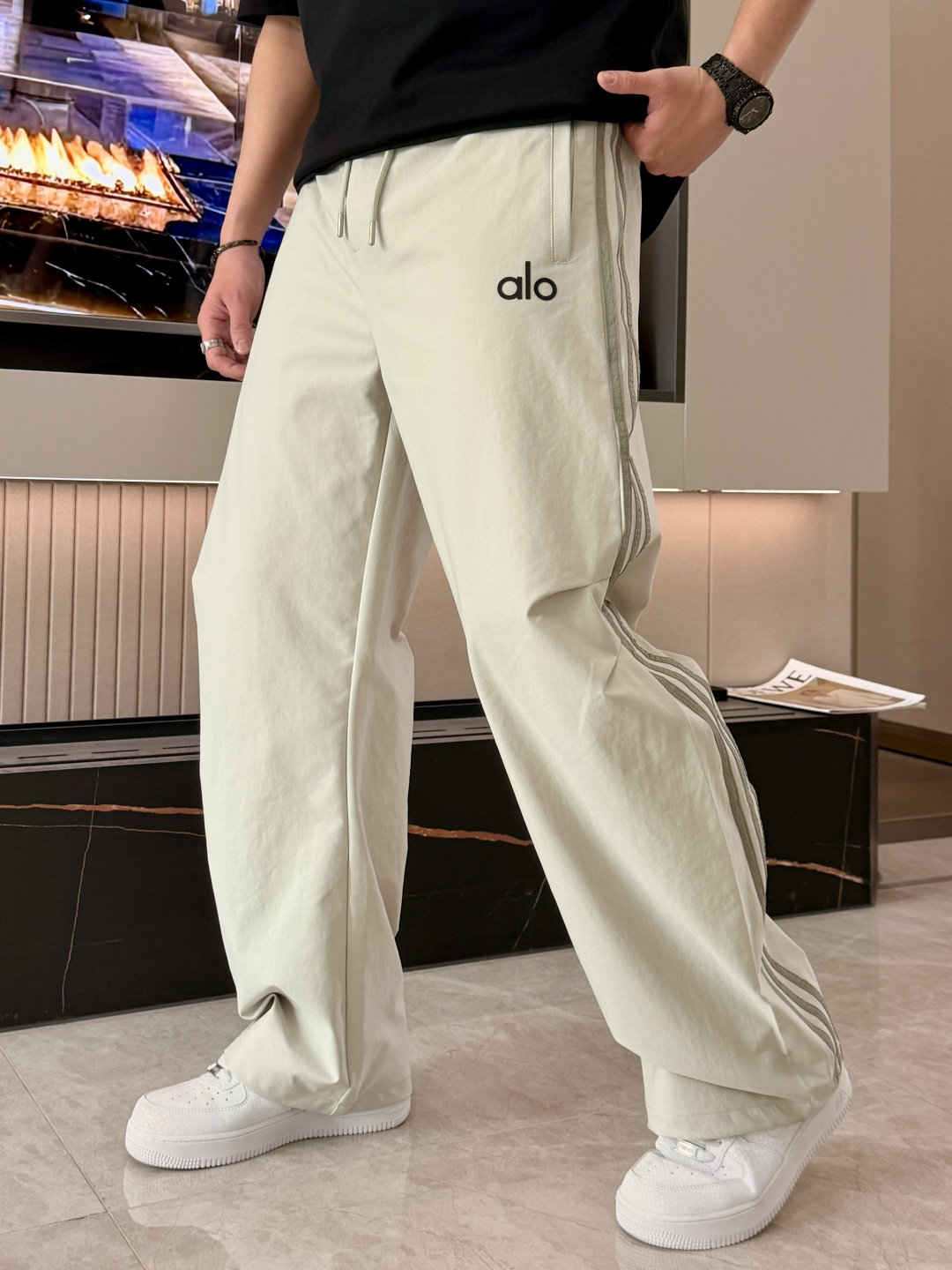 alo 2026春夏 最新款休闲裤，订制面料 柔软排汗，舒适度极高。上身非常舒爽，原版辅料细节。上身运动