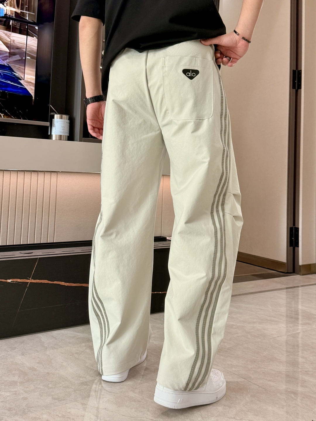 alo 2026春夏 最新款休闲裤，订制面料 柔软排汗，舒适度极高。上身非常舒爽，原版辅料细节。上身运动
