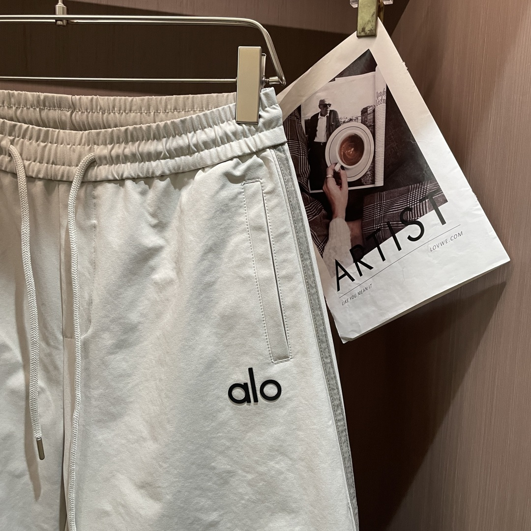alo 2026春夏 最新款休闲裤，订制面料 柔软排汗，舒适度极高。上身非常舒爽，原版辅料细节。上身运动