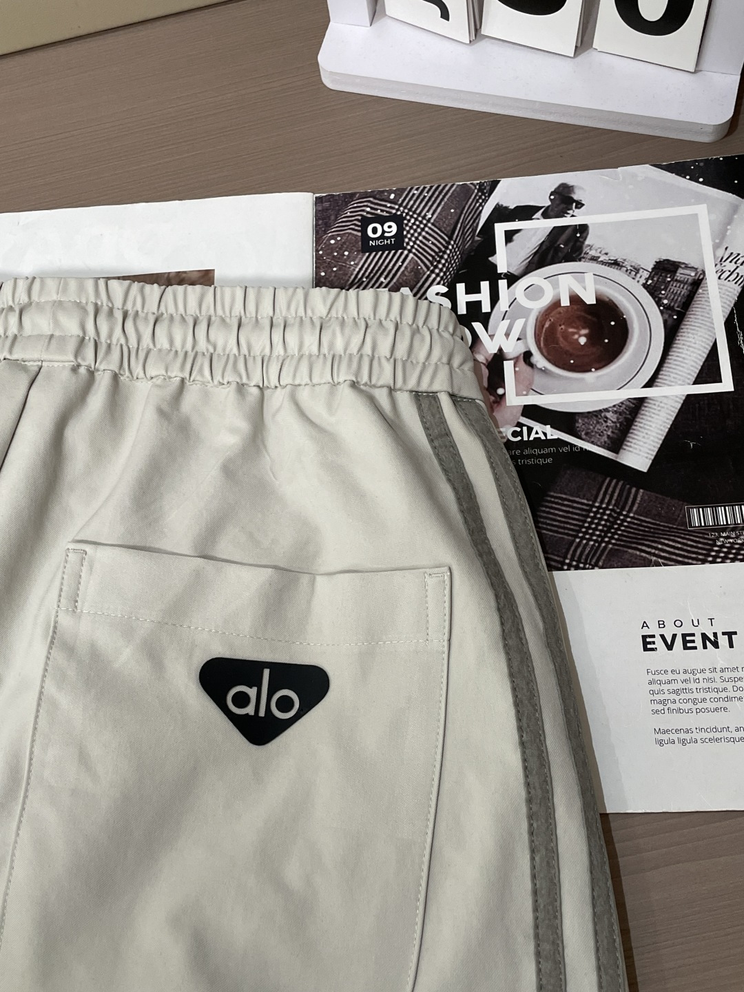 alo 2026春夏 最新款休闲裤，订制面料 柔软排汗，舒适度极高。上身非常舒爽，原版辅料细节。上身运动