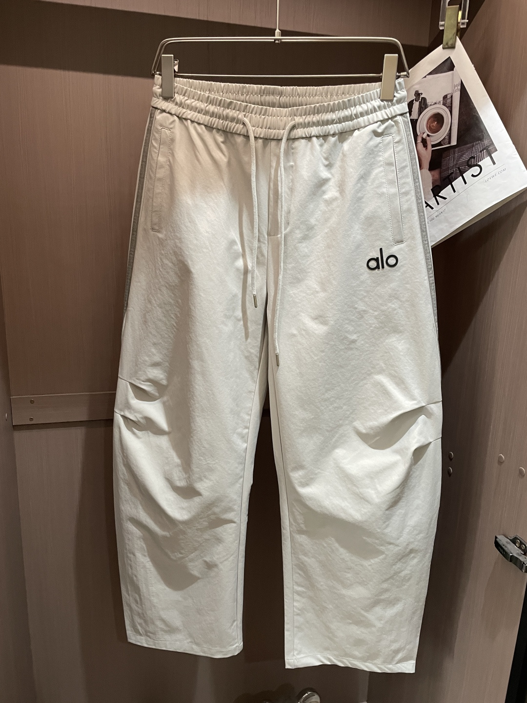 alo 2026春夏 最新款休闲裤，订制面料 柔软排汗，舒适度极高。上身非常舒爽，原版辅料细节。上身运动