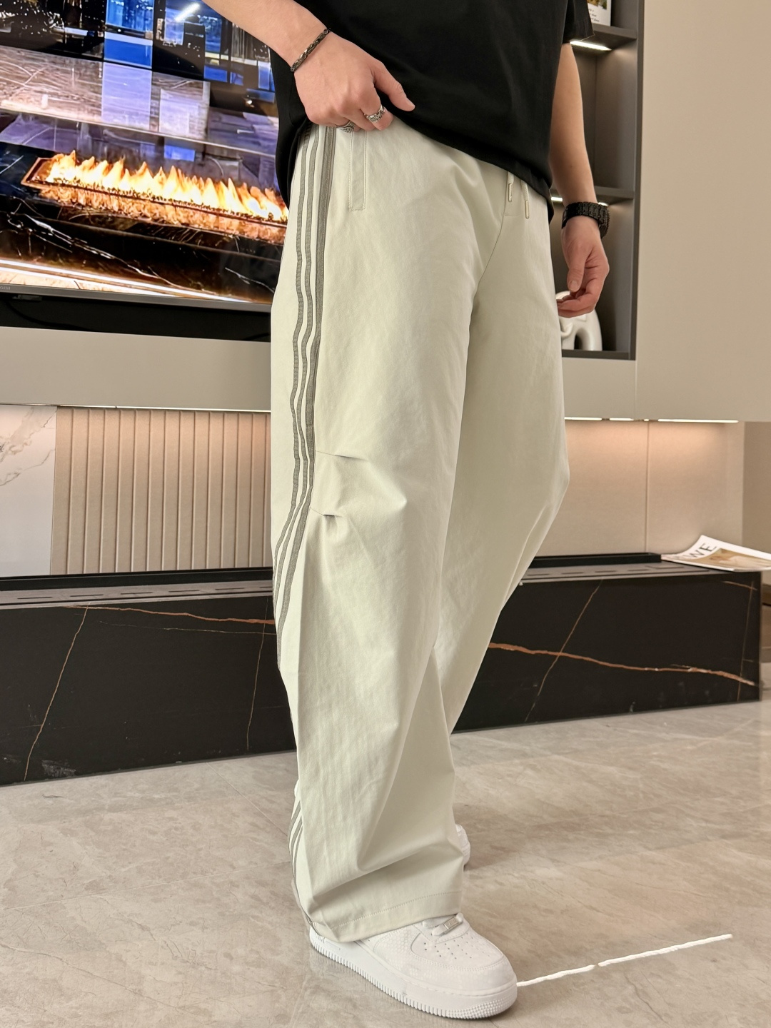 alo 2026春夏 最新款休闲裤，订制面料 柔软排汗，舒适度极高。上身非常舒爽，原版辅料细节。上身运动