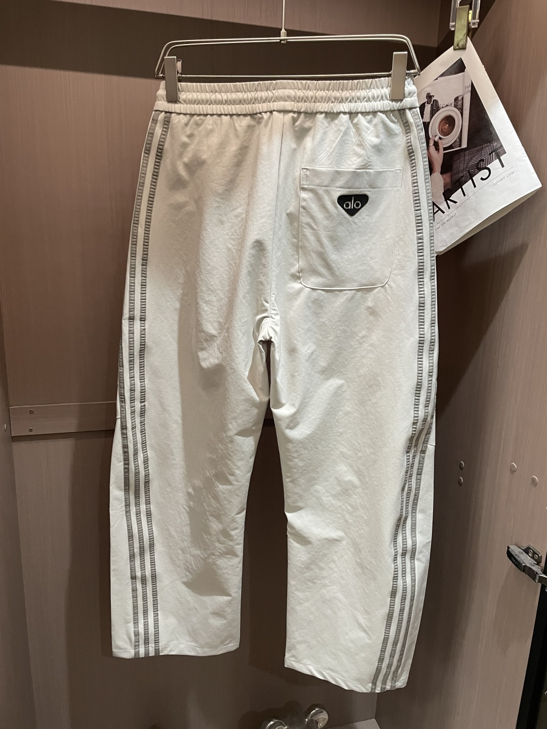 alo 2026春夏 最新款休闲裤，订制面料 柔软排汗，舒适度极高。上身非常舒爽，原版辅料细节。上身运动