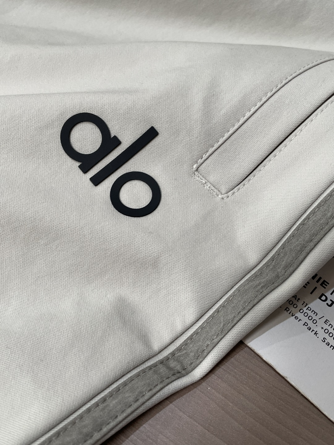 alo 2026春夏 最新款休闲裤，订制面料 柔软排汗，舒适度极高。上身非常舒爽，原版辅料细节。上身运动