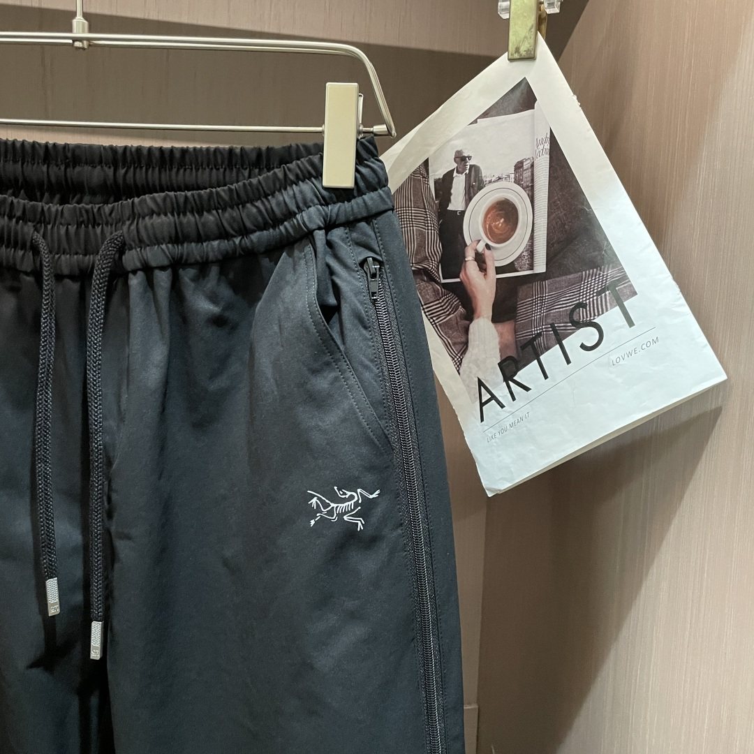 始祖鸟 2026春夏 最新款休闲裤，订制面料 柔软排汗，舒适度极高。上身非常舒爽，原版辅料细节。上身运动