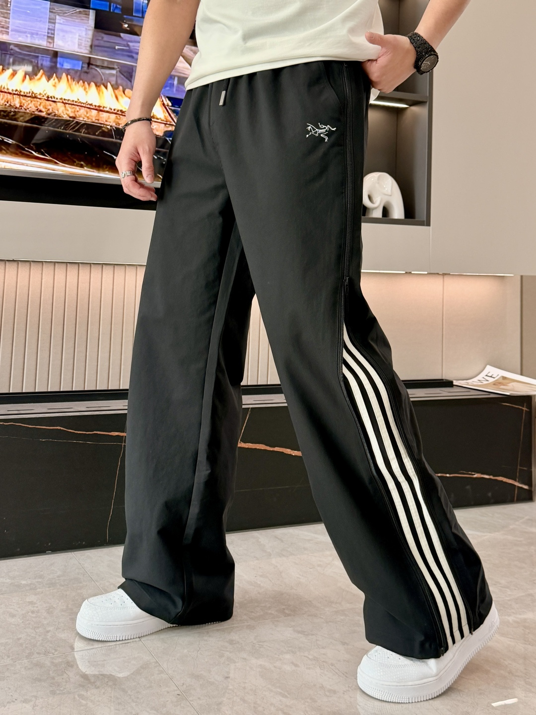 始祖鸟 2026春夏 最新款休闲裤，订制面料 柔软排汗，舒适度极高。上身非常舒爽，原版辅料细节。上身运动