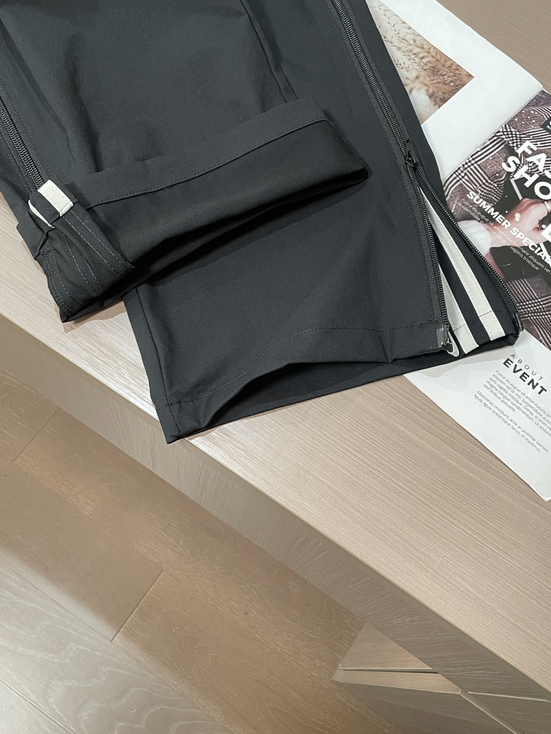 始祖鸟 2026春夏 最新款休闲裤，订制面料 柔软排汗，舒适度极高。上身非常舒爽，原版辅料细节。上身运动