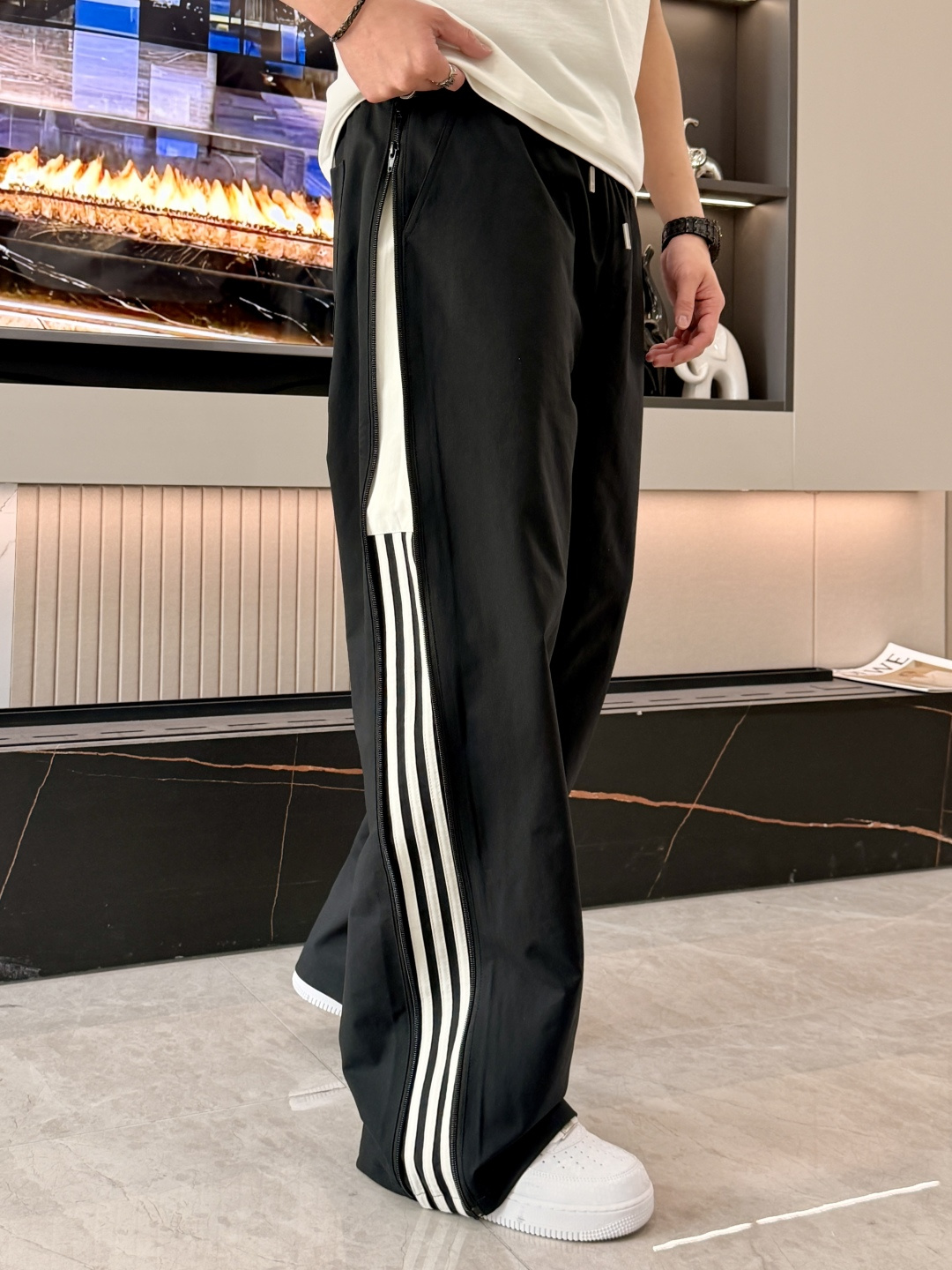 始祖鸟 2026春夏 最新款休闲裤，订制面料 柔软排汗，舒适度极高。上身非常舒爽，原版辅料细节。上身运动