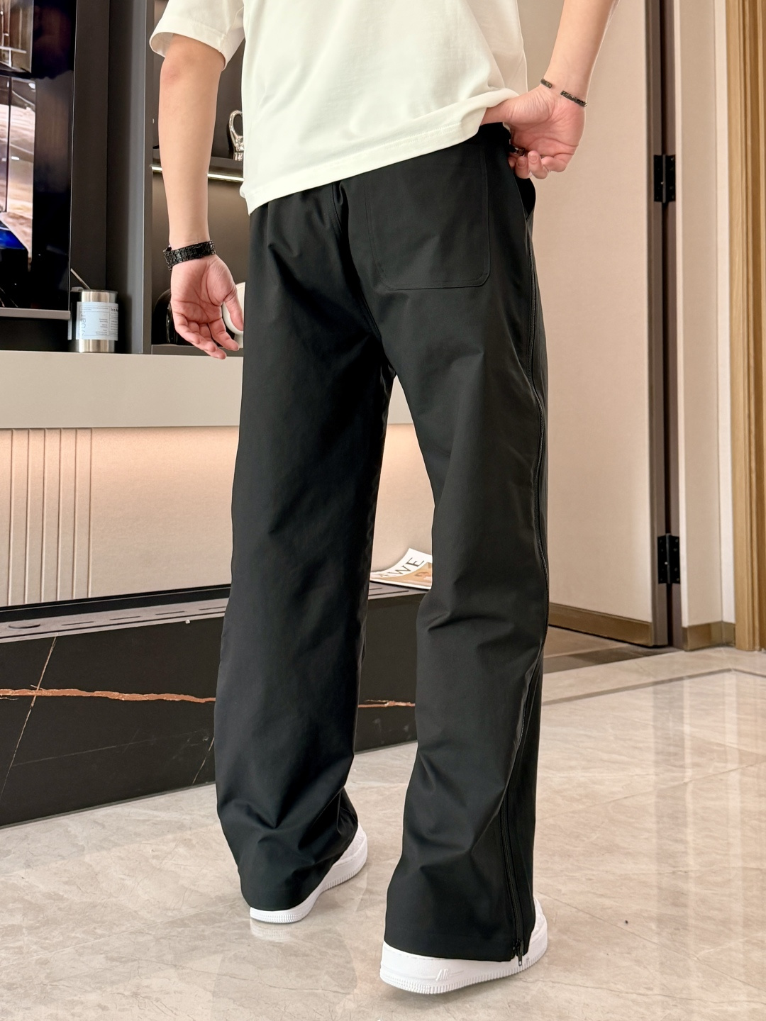 始祖鸟 2026春夏 最新款休闲裤，订制面料 柔软排汗，舒适度极高。上身非常舒爽，原版辅料细节。上身运动