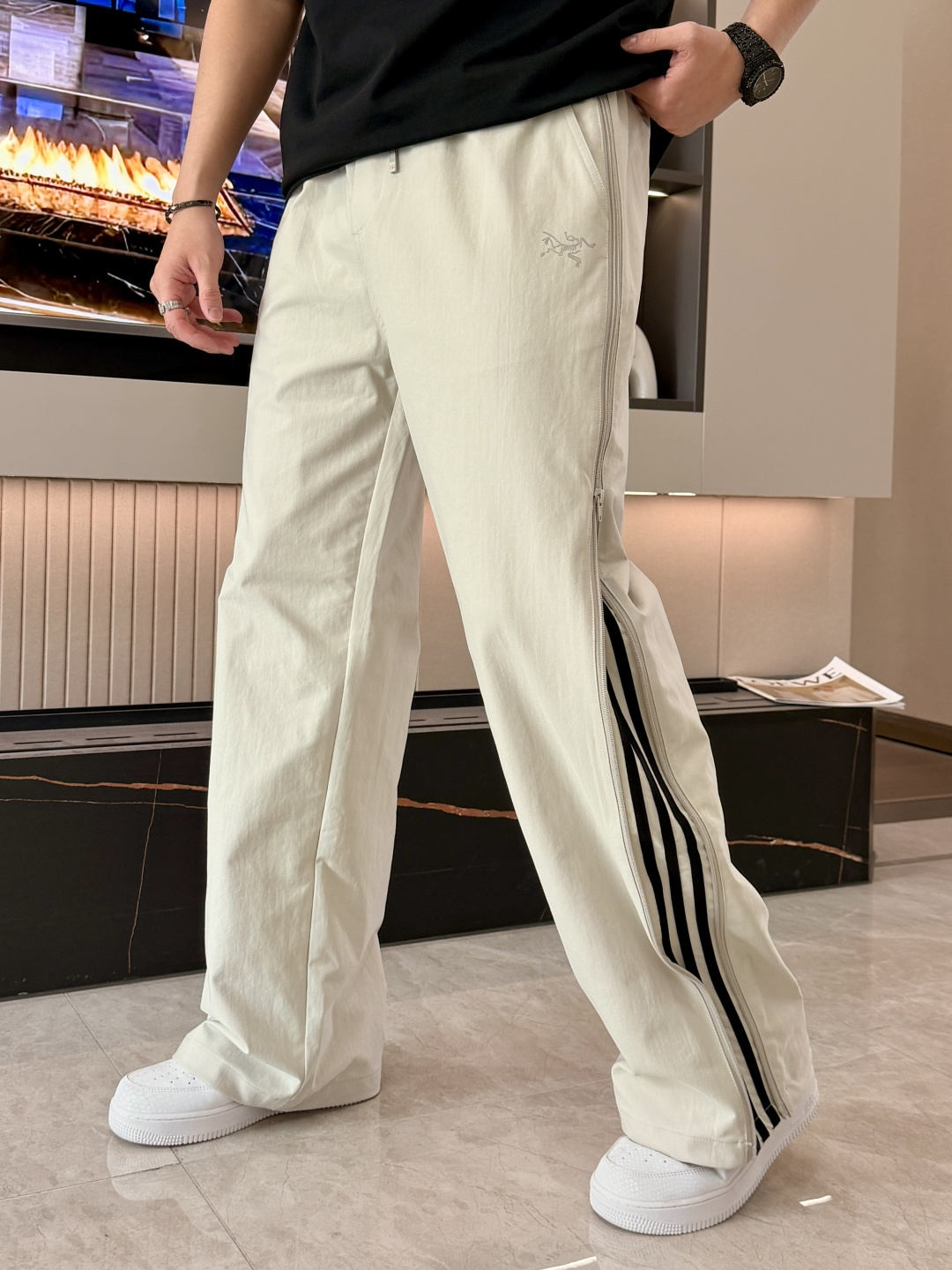 始祖鸟 2026春夏 最新款休闲裤，订制面料 柔软排汗，舒适度极高。上身非常舒爽，原版辅料细节。上身运动