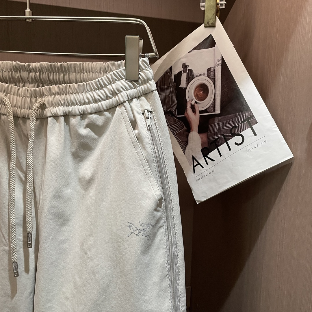 始祖鸟 2026春夏 最新款休闲裤，订制面料 柔软排汗，舒适度极高。上身非常舒爽，原版辅料细节。上身运动