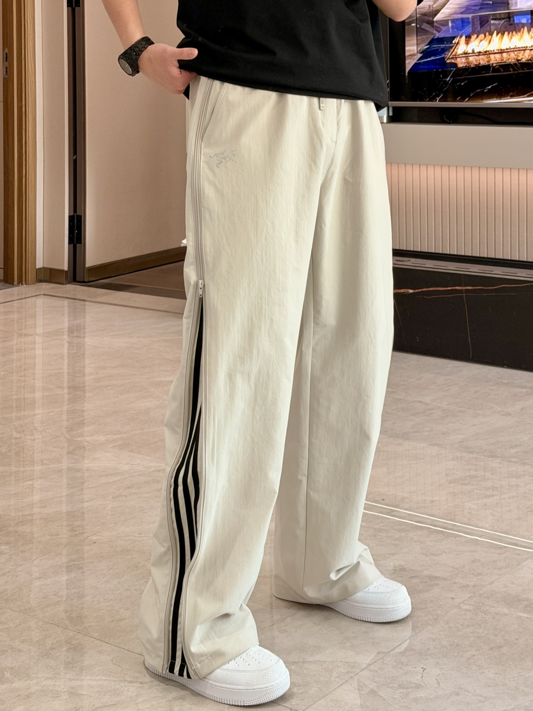 始祖鸟 2026春夏 最新款休闲裤，订制面料 柔软排汗，舒适度极高。上身非常舒爽，原版辅料细节。上身运动